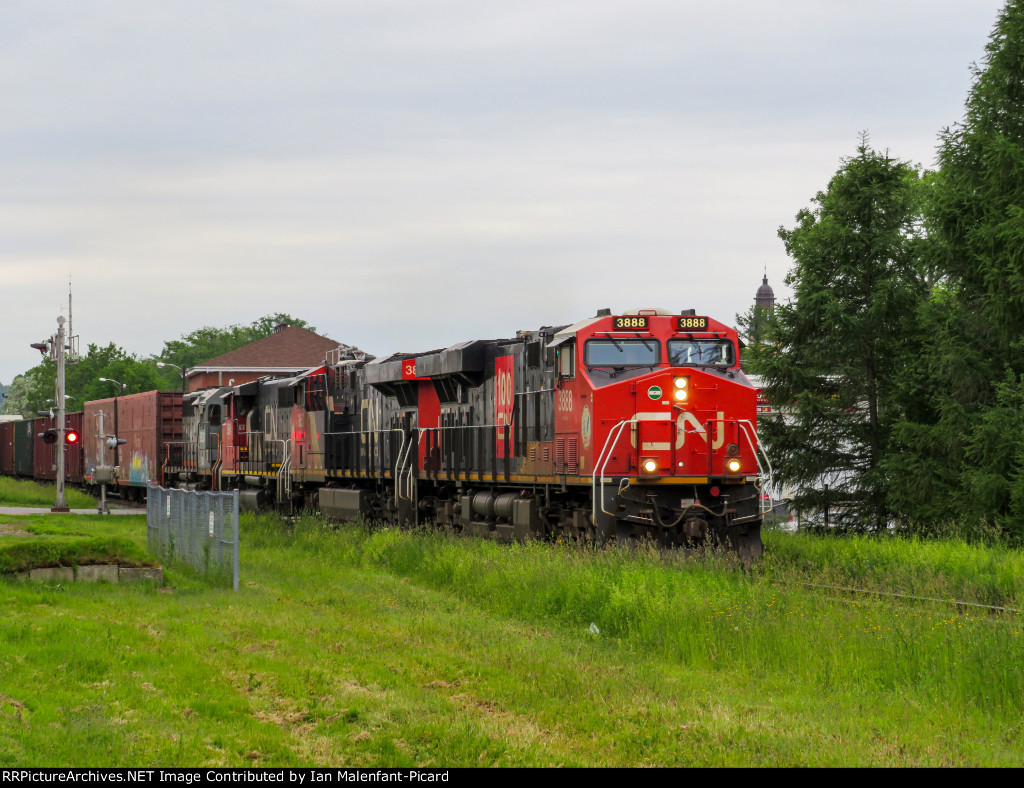 CN 3888 leads an interesting 402 at Belzile Avenue